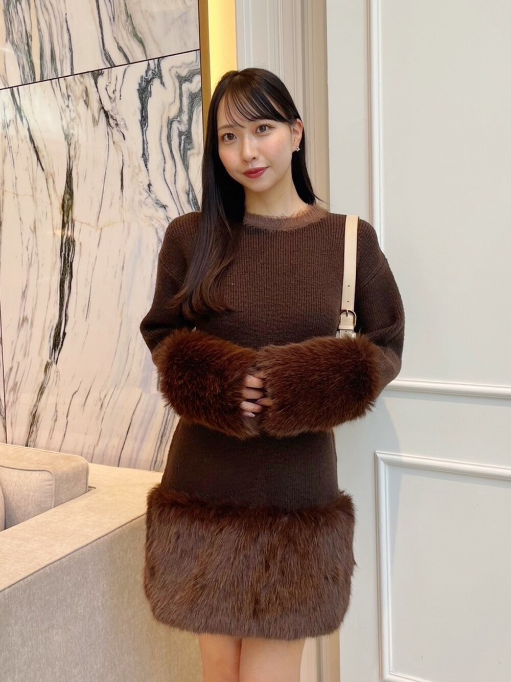 ブラウン系のワンピースを着用したレディースの秋コーディネートの4枚目の写真