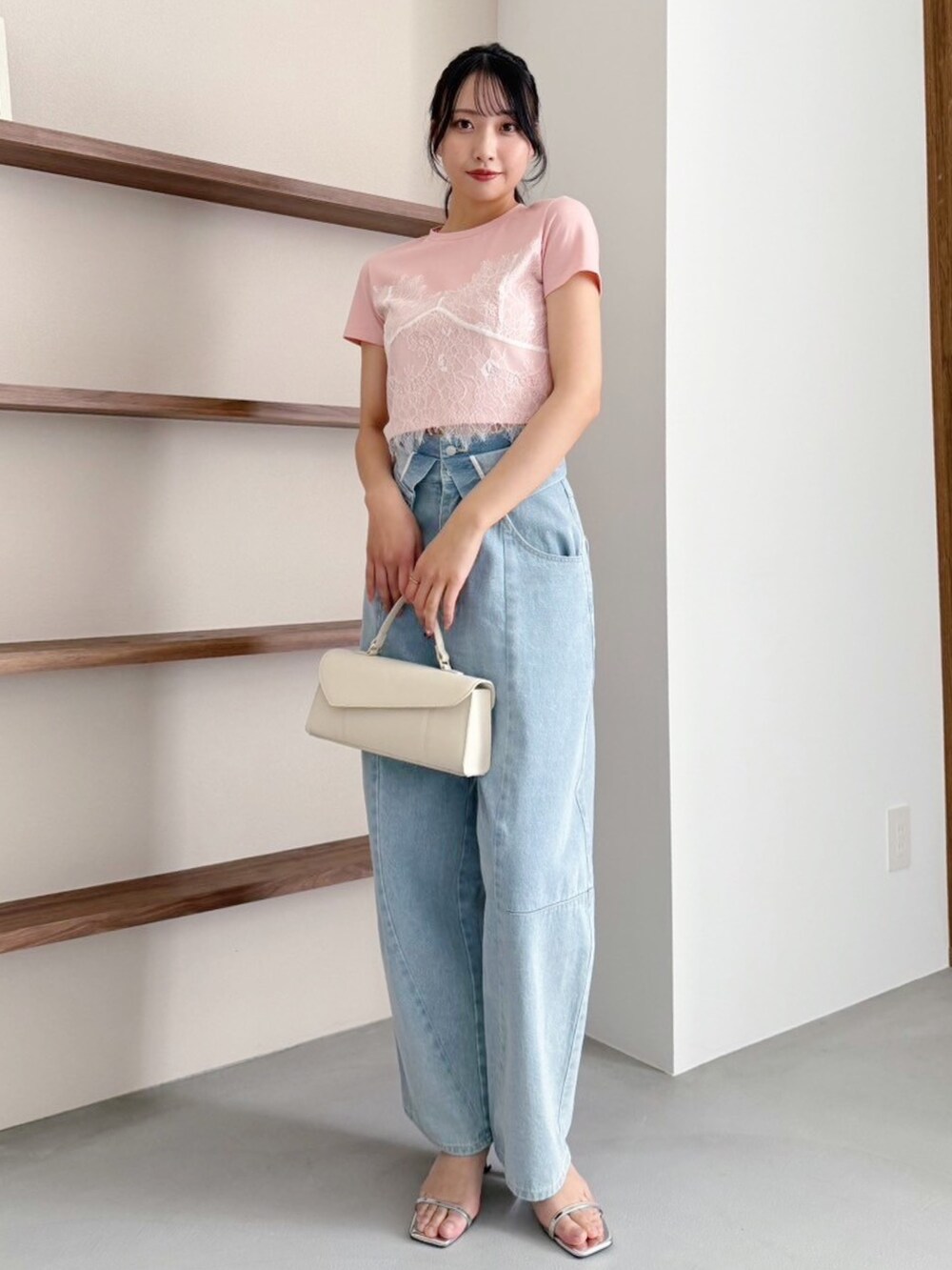 ブルー系のデニムパンツ、オレンジ系のTシャツ/カットソーを着用したレディースの冬コーディネートの3枚目の写真