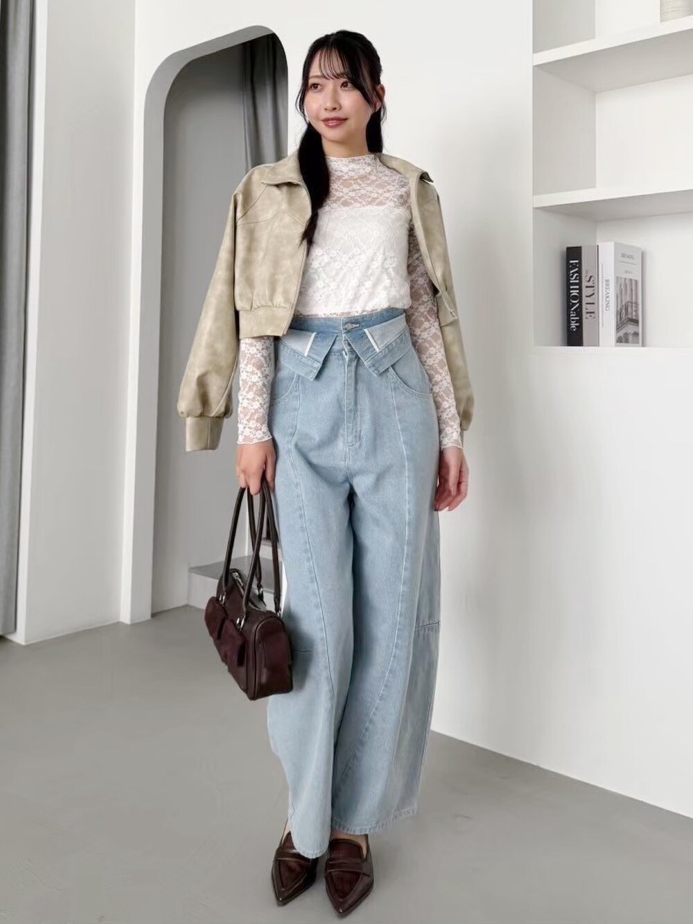 ホワイト系のTシャツ/カットソー、ブルー系のデニムパンツ、グレー系のブルゾンを着用したレディースの冬コーディネートの5枚目の写真