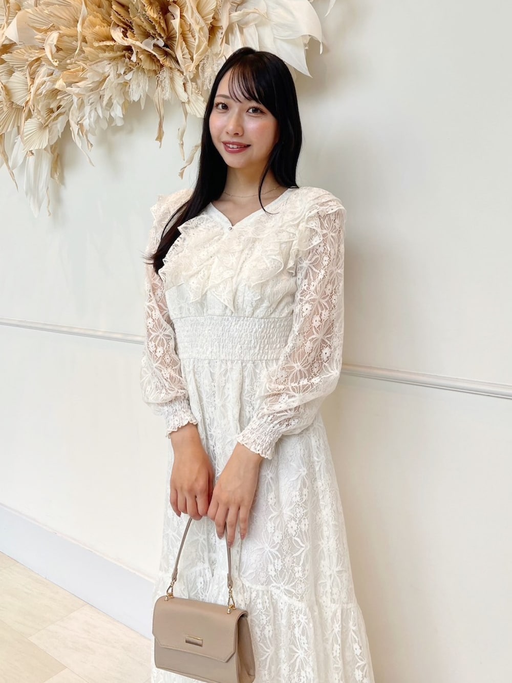 ホワイト系のワンピースを着用したレディースの秋コーディネートの3枚目の写真