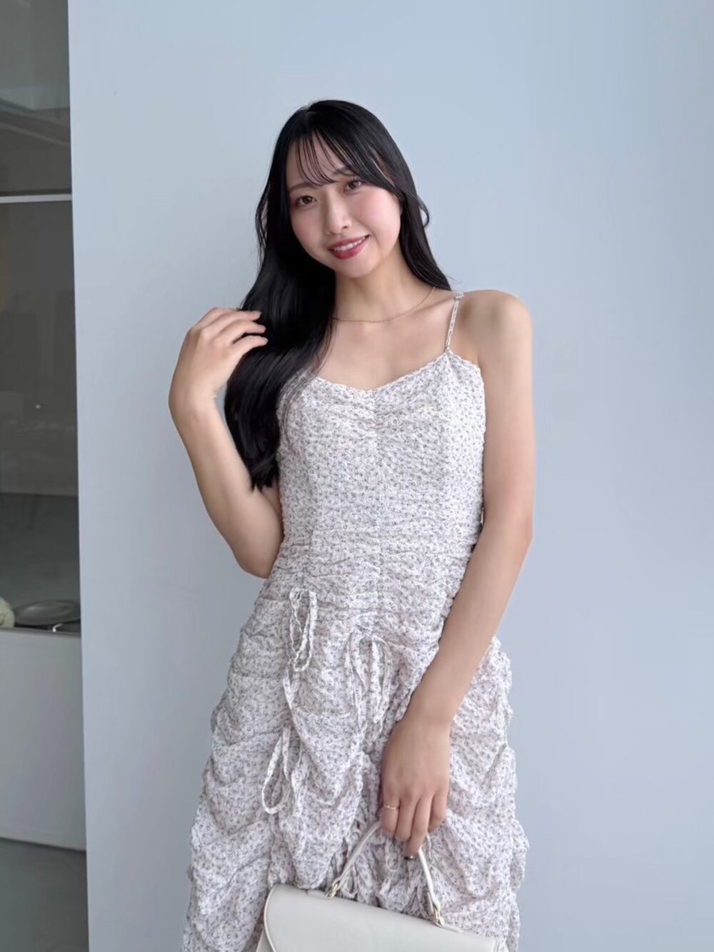 ピンク系のワンピース、ホワイト系のテーラードジャケットを着用したレディースの冬コーディネートの8枚目の写真