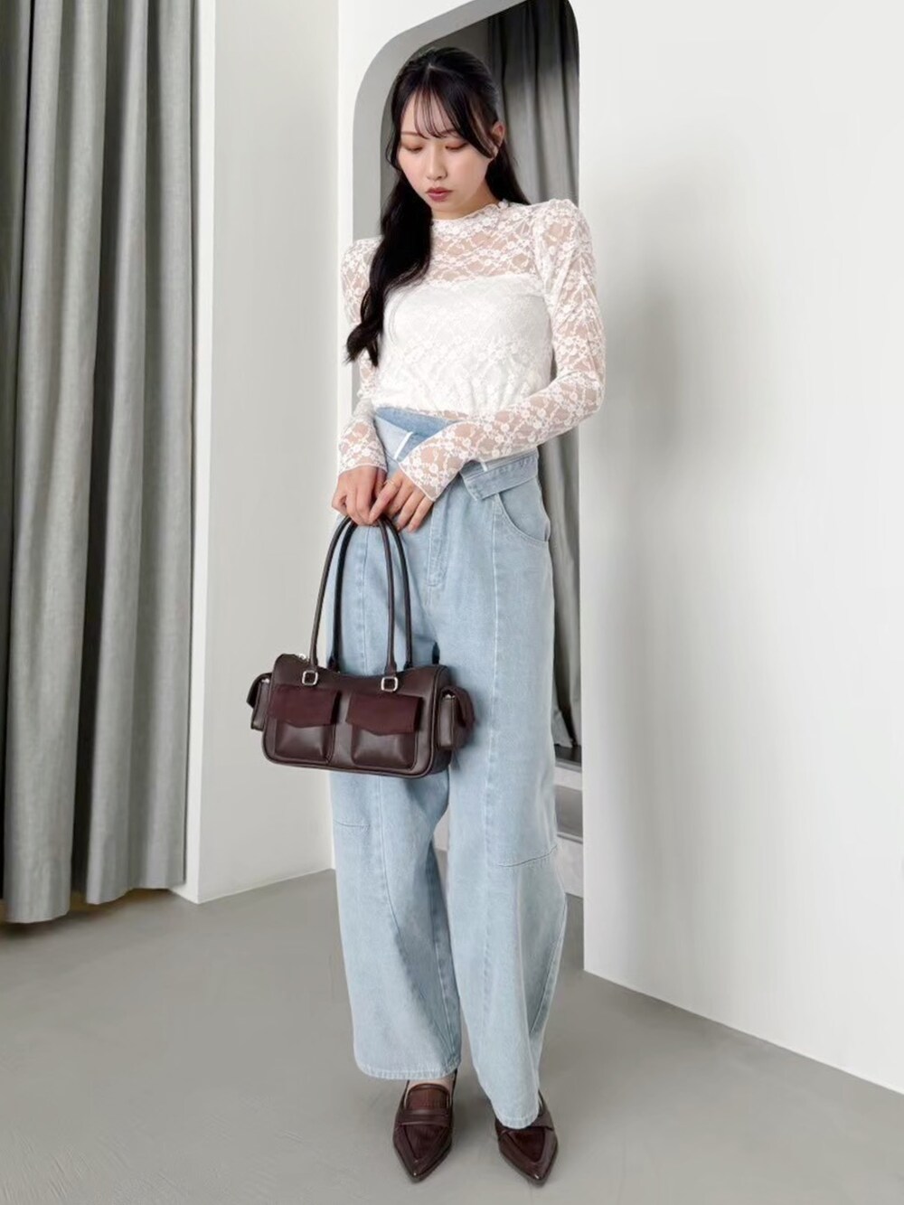 ホワイト系のTシャツ/カットソー、ブルー系のデニムパンツ、グレー系のブルゾンを着用したレディースの冬コーディネートの2枚目の写真