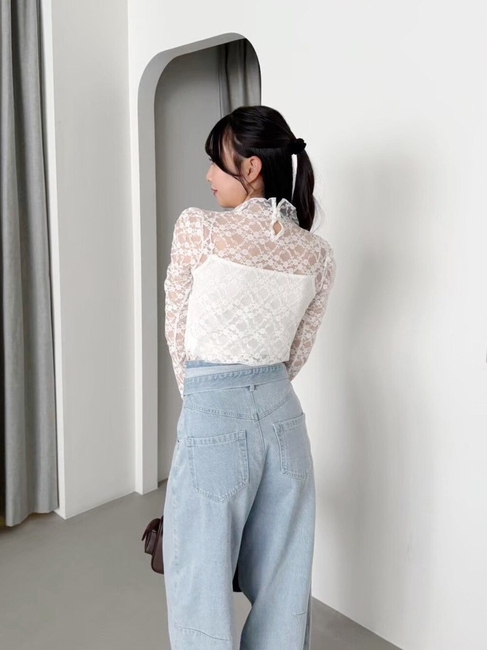 ホワイト系のTシャツ/カットソー、ブルー系のデニムパンツ、グレー系のブルゾンを着用したレディースの冬コーディネートの4枚目の写真