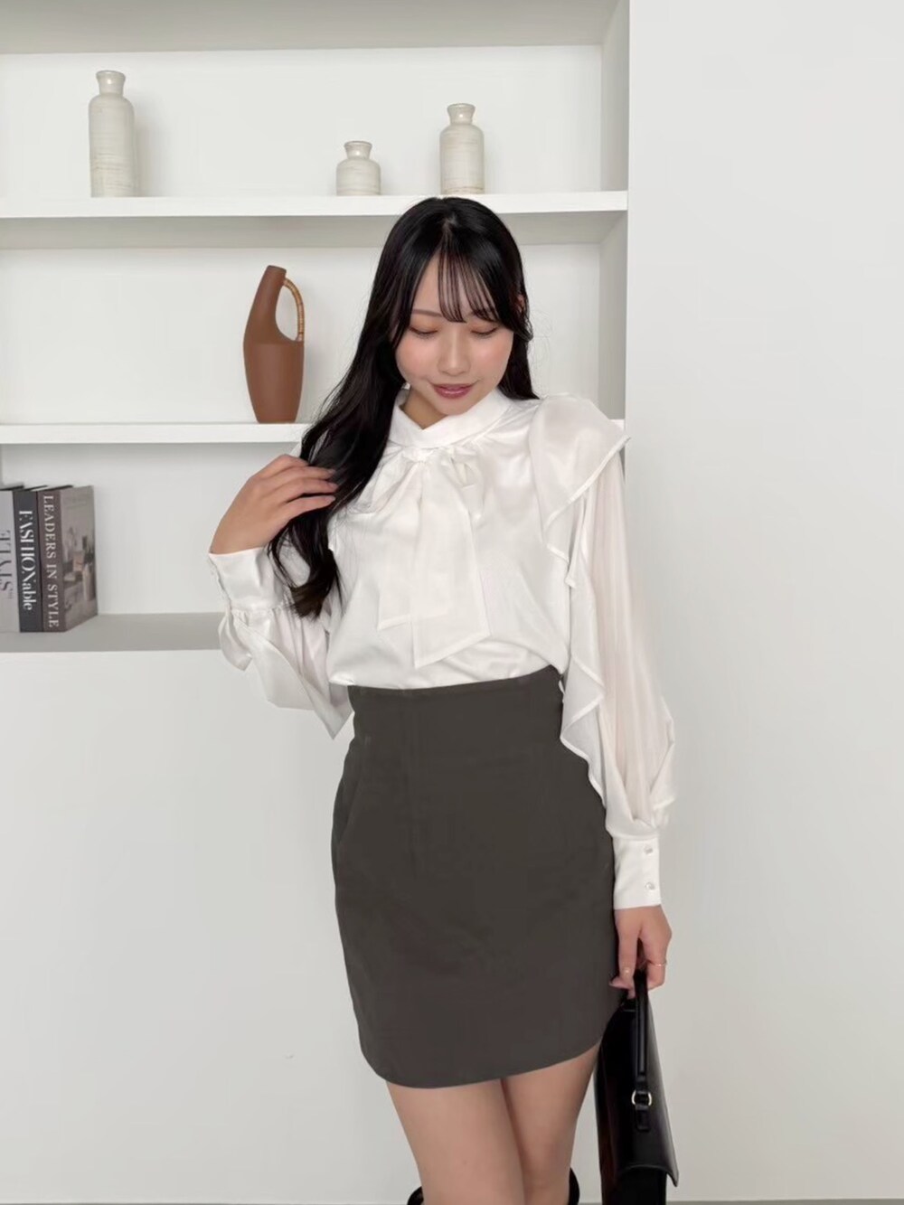 ブラウン系のスカート、ホワイト系のシャツ/ブラウス、ブラウン系のテーラードジャケットを着用したレディースの冬コーディネートの6枚目の写真