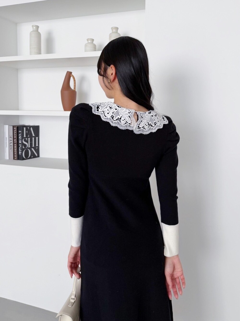 ブラック系のワンピースを着用したレディースの冬コーディネートの3枚目の写真