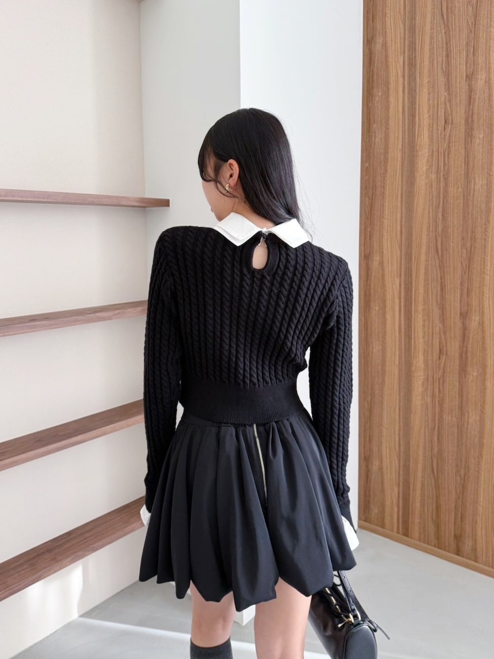 ブラック系のスカート、ブラック系のニット/セーターを着用したレディースの冬コーディネートの4枚目の写真