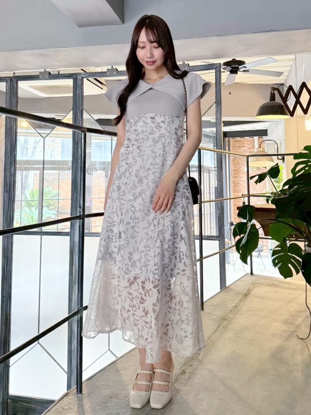 グレー系のワンピースを着用したレディースの春コーディネートの2枚目の写真