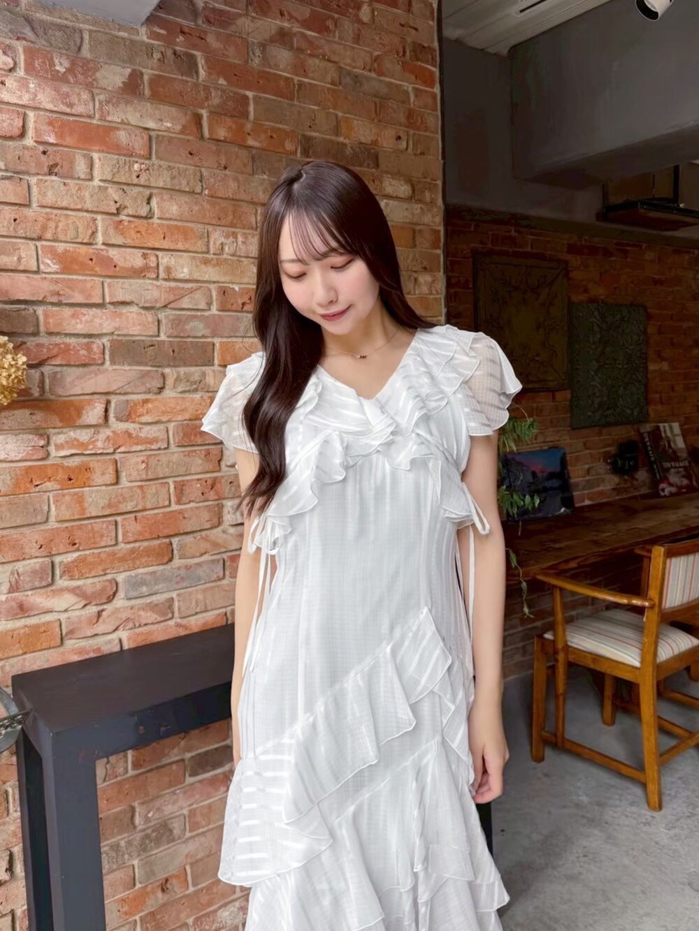 ホワイト系のワンピースを着用したレディースの春コーディネートの4枚目の写真