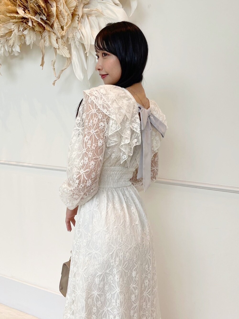 ホワイト系のワンピースを着用したレディースの秋コーディネートの4枚目の写真