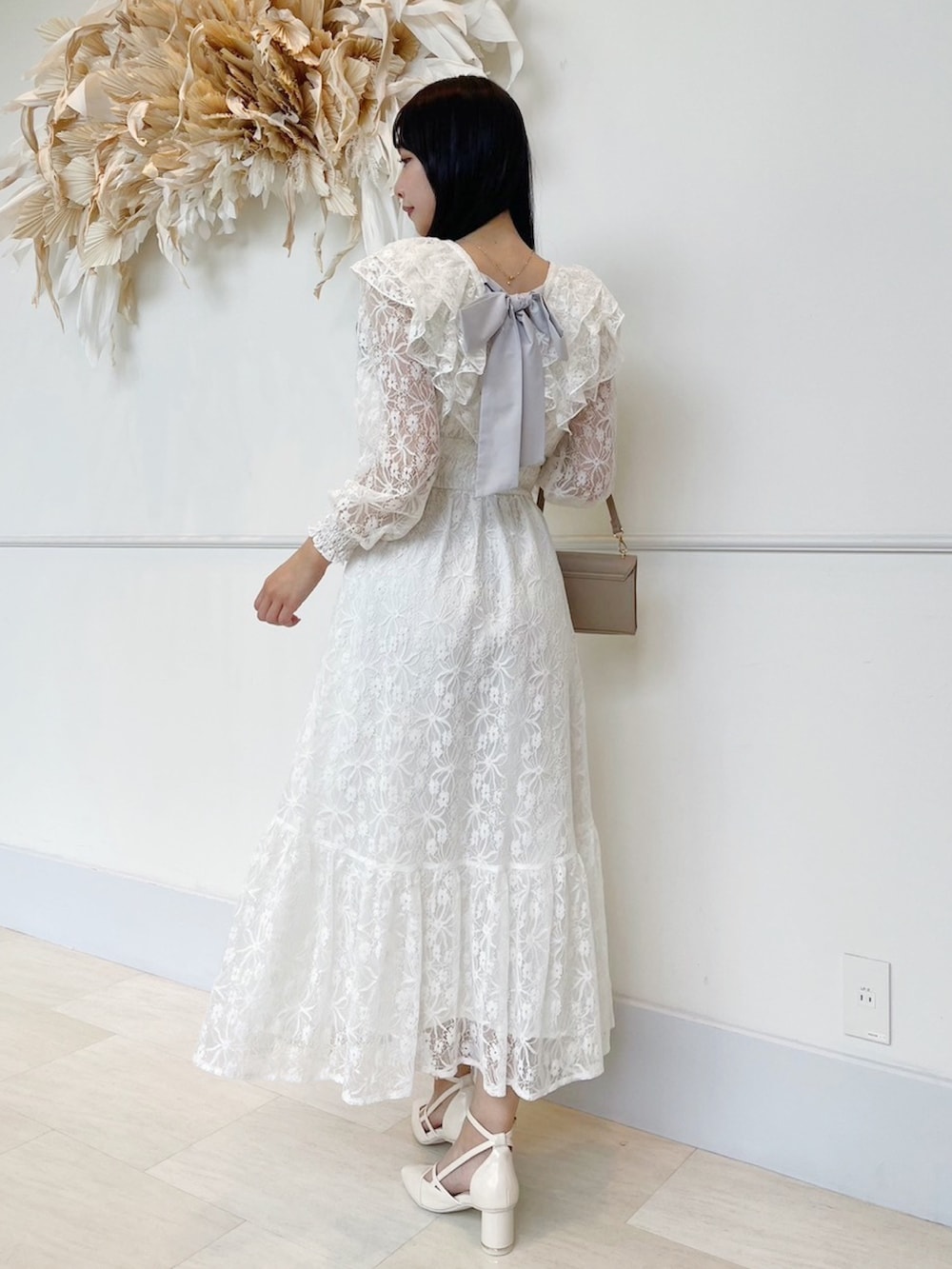 ホワイト系のワンピースを着用したレディースの秋コーディネートの2枚目の写真