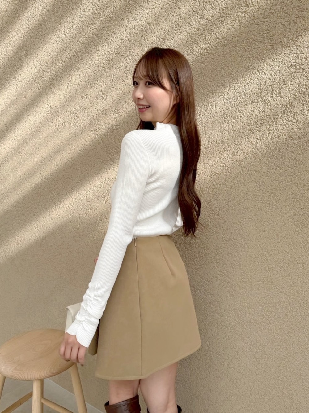 ブラウン系のブーツ、ホワイト系のニット/セーターを着用したレディースの秋コーディネートの7枚目の写真