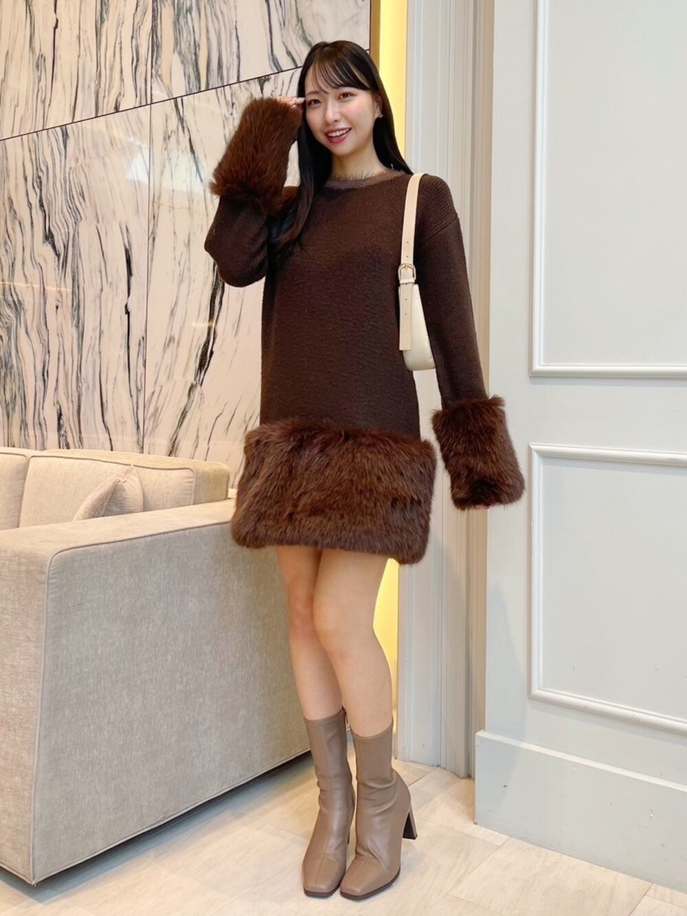 ブラウン系のワンピースを着用したレディースの秋コーディネートの2枚目の写真