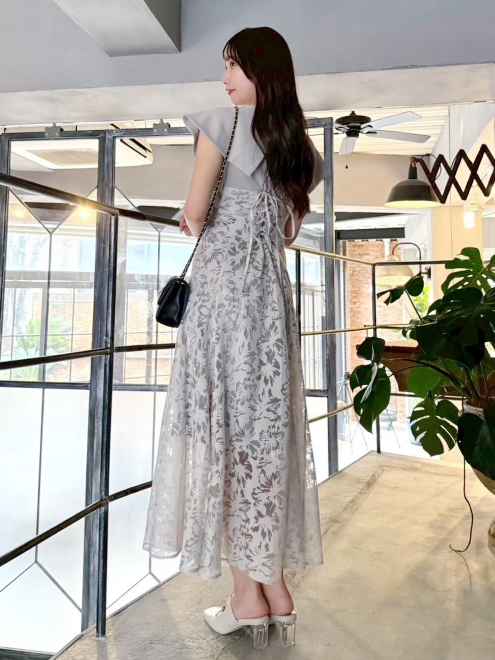 グレー系のワンピースを着用したレディースの春コーディネートの3枚目の写真