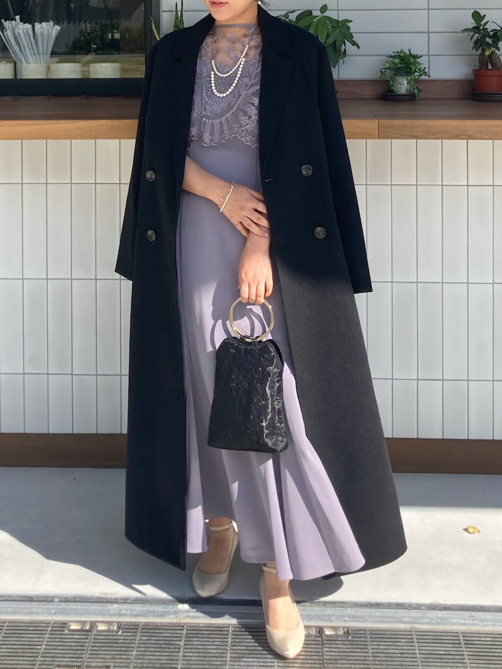 「大人コーデ、ワンピース、結婚式、オケージョン、オケージョンドレス、成人式、二次会、パーティースタイル、推し活、ラベンダー、女子会、お呼ばれスタイル、お出かけコーデ、キレイめ、低身長」｜「Dorry Dollの2WAYリングハンドルflower刺繍レースバッグ（ハンドバッグ、ベージュ系）」を使った、Dorry Dollさん（レディース・155cm）の秋コーディネートの5枚目の写真