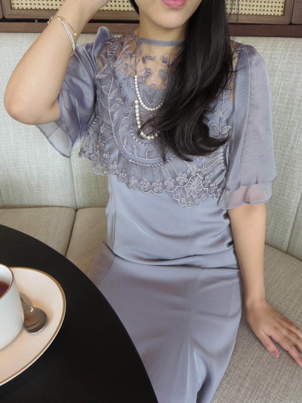 「大人コーデ、ワンピース、結婚式、オケージョン、オケージョンドレス、成人式、二次会、パーティースタイル、推し活、ラベンダー、女子会、お呼ばれスタイル、お出かけコーデ、キレイめ、低身長」｜「Dorry Dollの2WAYリングハンドルflower刺繍レースバッグ（ハンドバッグ、ベージュ系）」を使った、Dorry Dollさん（レディース・155cm）の秋コーディネートの3枚目の写真
