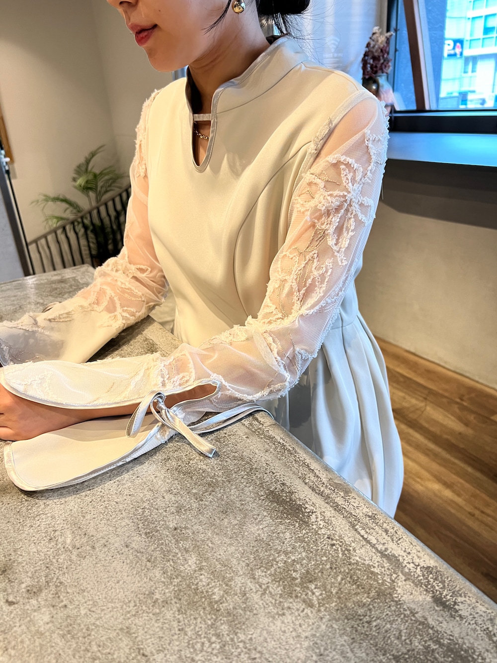 「パーティースタイル、オケージョン、大人女子、同窓会、二次会コーデ、お呼ばれスタイル、お呼ばれコーデ、オケージョンワンピース、女子会コーデ、推し活コーデ」｜「Dorry Dollのフェザーフラワーコクーンドレス結婚式お呼ばれワンピースオケージョンドレス（ドレス、ベージュ系）」を使った、Dorry Dollさん（レディース・155cm）の秋コーディネートの2枚目の写真