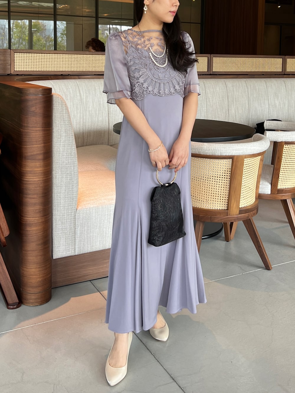 「大人コーデ、ワンピース、結婚式、オケージョン、オケージョンドレス、成人式、二次会、パーティースタイル、推し活、ラベンダー、女子会、お呼ばれスタイル、お出かけコーデ、キレイめ、低身長」｜「Dorry Dollの2WAYリングハンドルflower刺繍レースバッグ（ハンドバッグ、ベージュ系）」を使った、Dorry Dollさん（レディース・155cm）の秋コーディネートの2枚目の写真