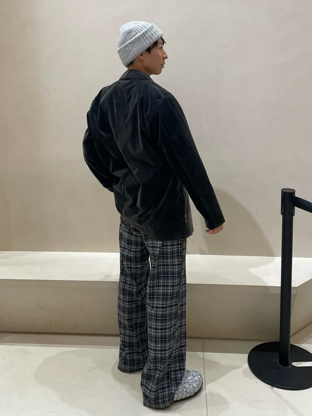 ブラック系のその他パンツ、シルバー系のスリッポン、ブラック系のその他アウターを着用したメンズの冬コーディネートの2枚目の写真