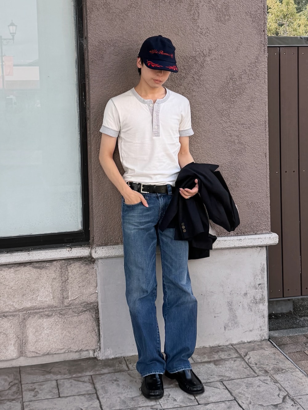 ブルー系のデニムパンツ、ブラック系のローファー、ブルー系のテーラードジャケットを着用したメンズの秋コーディネートの2枚目の写真