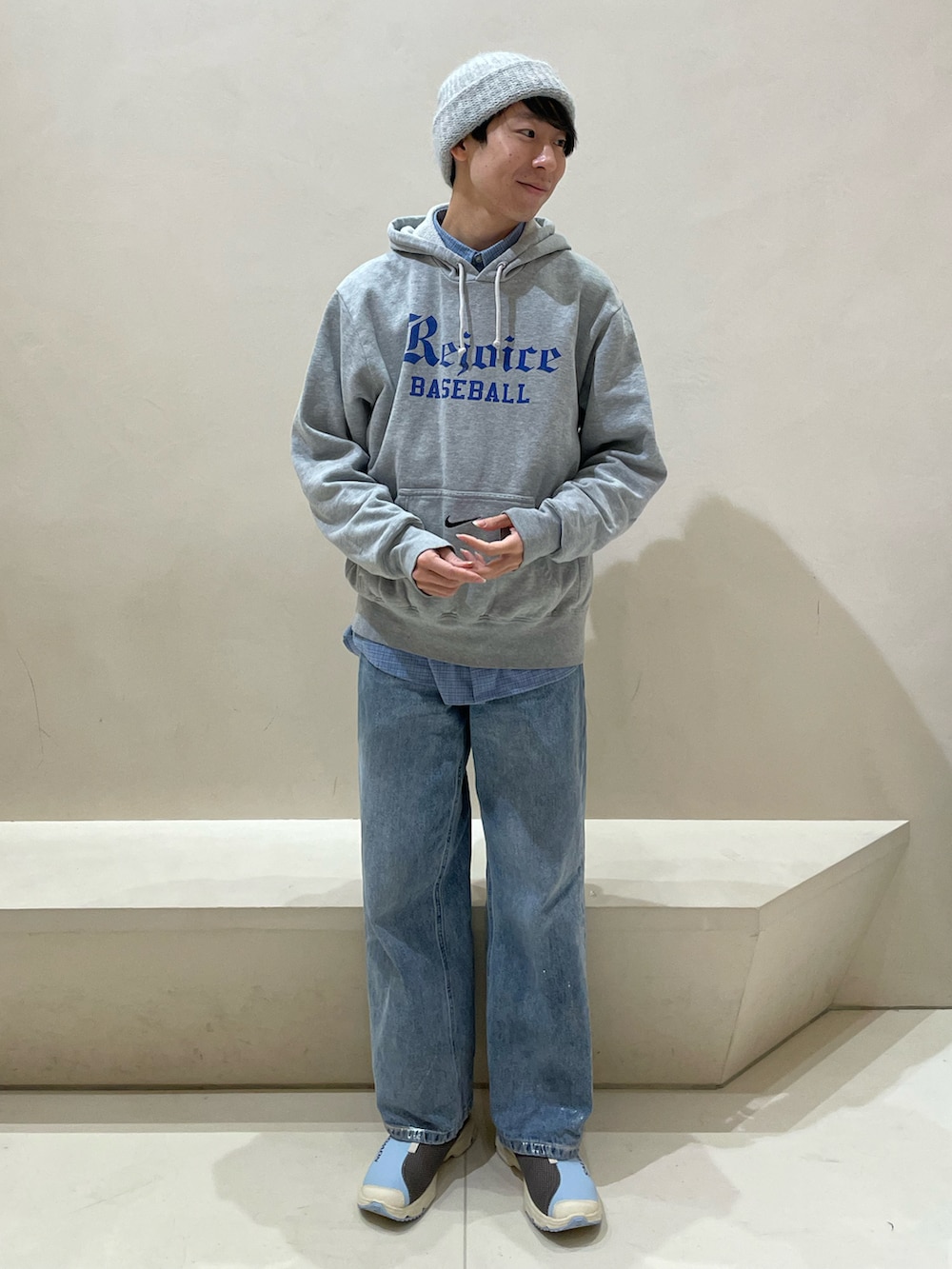 ブルー系のデニムパンツ、ブルー系のシャツ/ブラウス、グレー系のパーカーを着用したメンズの冬コーディネートの3枚目の写真