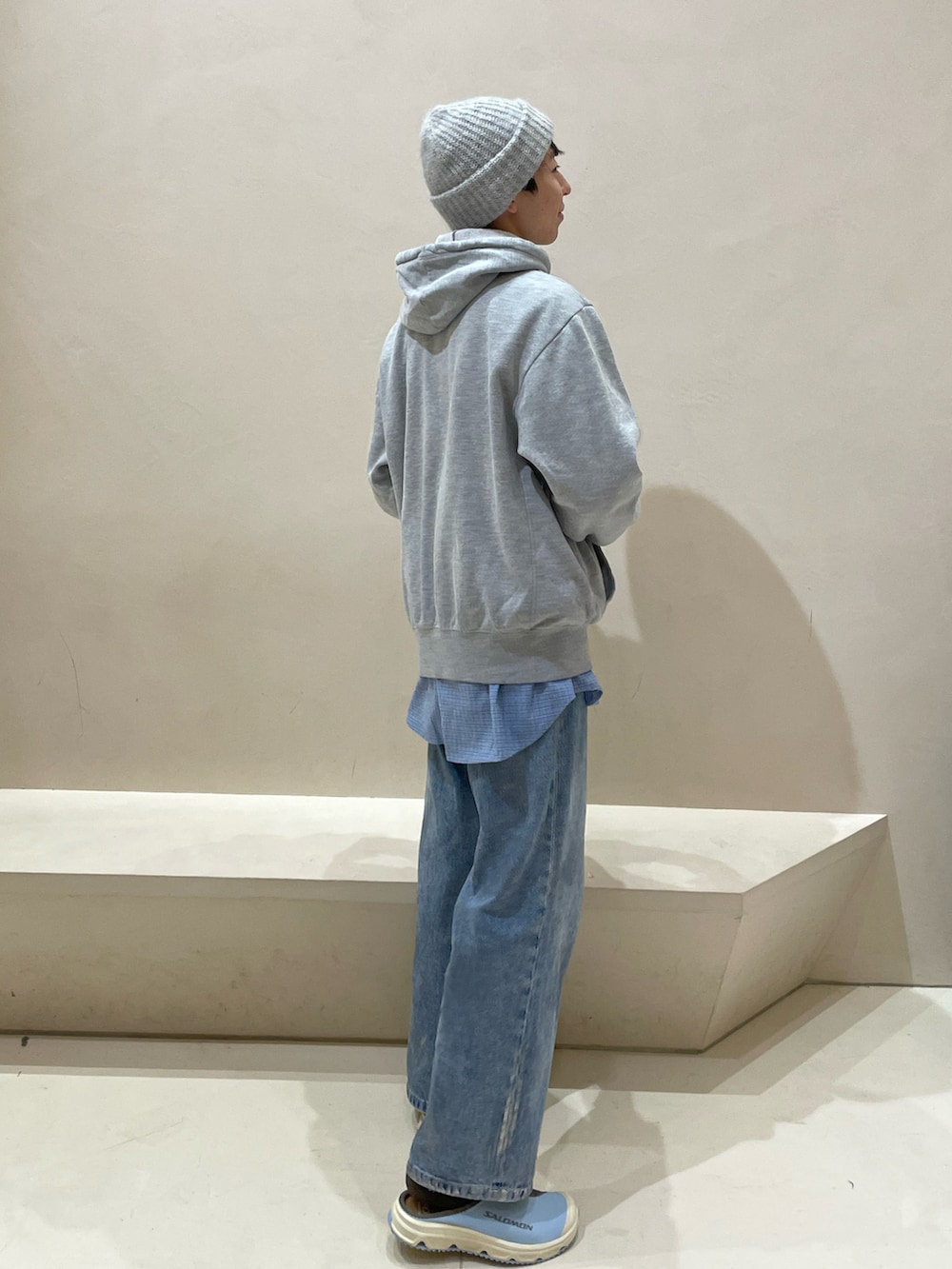 ブルー系のデニムパンツ、ブルー系のシャツ/ブラウス、グレー系のパーカーを着用したメンズの冬コーディネートの2枚目の写真