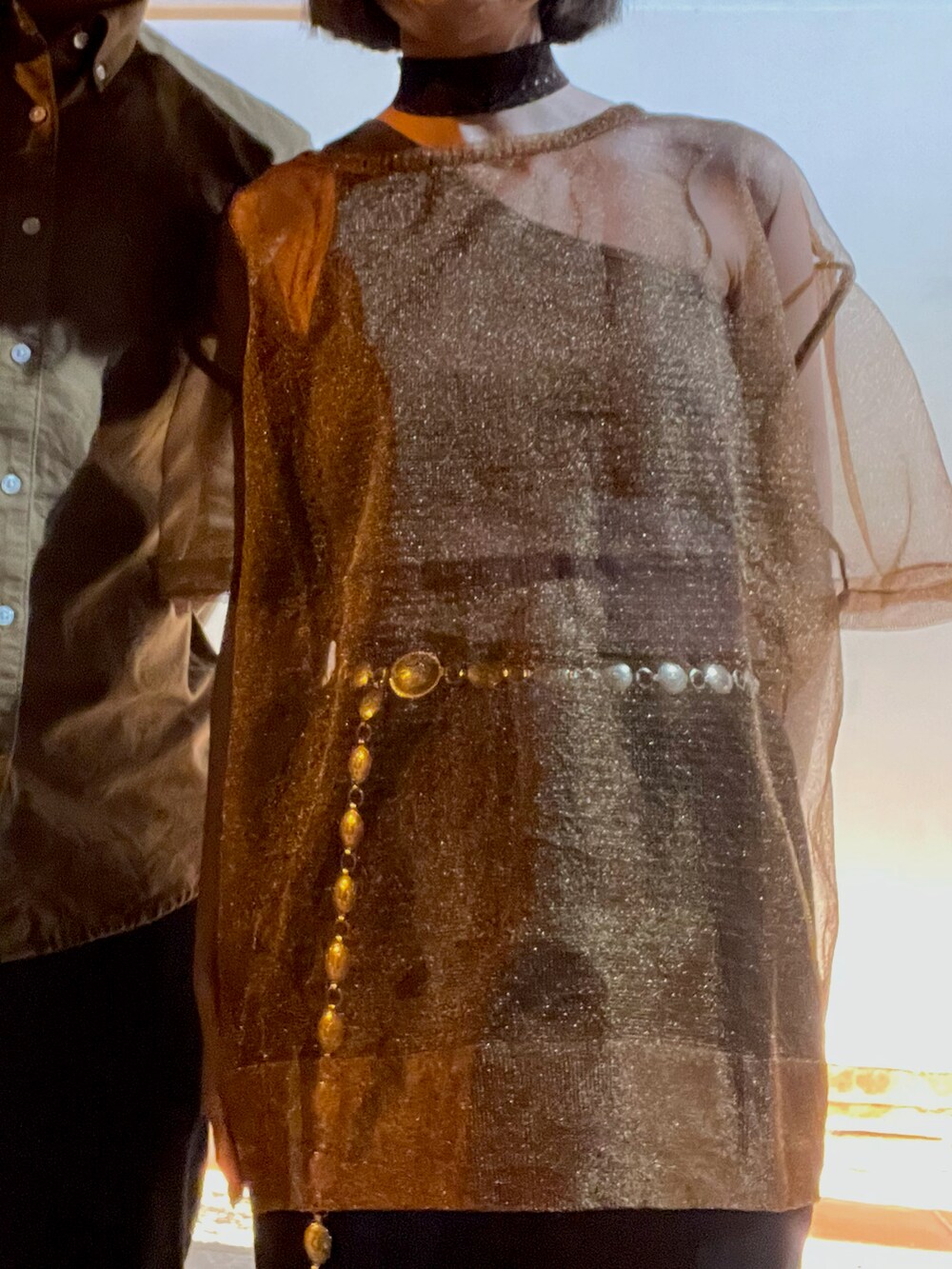 ブラウン系のTシャツ/カットソー、ブラウン系のバンダナ/スカーフ、ブラウン系のその他アンダーウェア/インナーを着用したレディースの春コーディネートの2枚目の写真