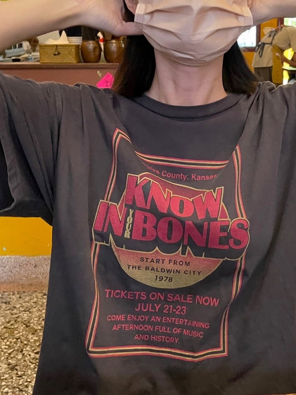ベージュ系のスカート、グレー系のTシャツ/カットソー、ベージュ系のトートバッグを着用したレディースの秋コーディネートの2枚目の写真