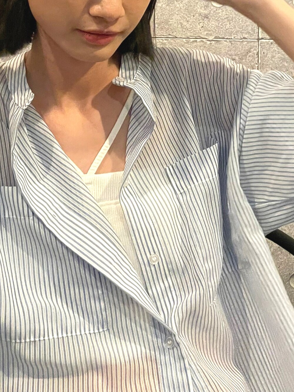 ホワイト系のキャミソール、ブルー系のシャツ/ブラウス、シルバー系のリングを着用したレディースの秋コーディネートの2枚目の写真