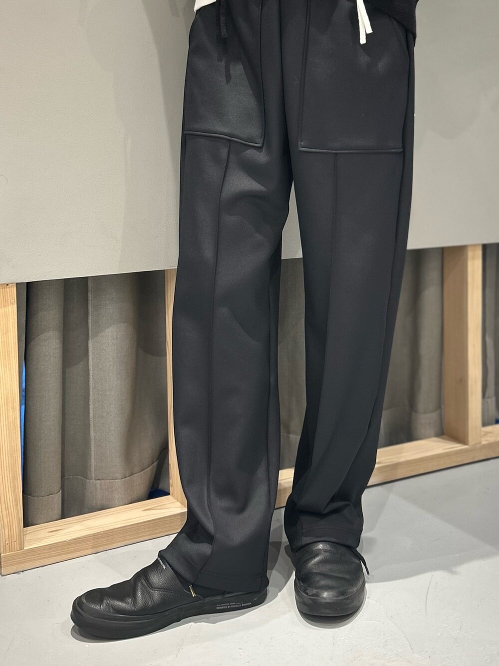 ホワイト系のニット/セーターを着用したメンズの冬コーディネートの3枚目の写真