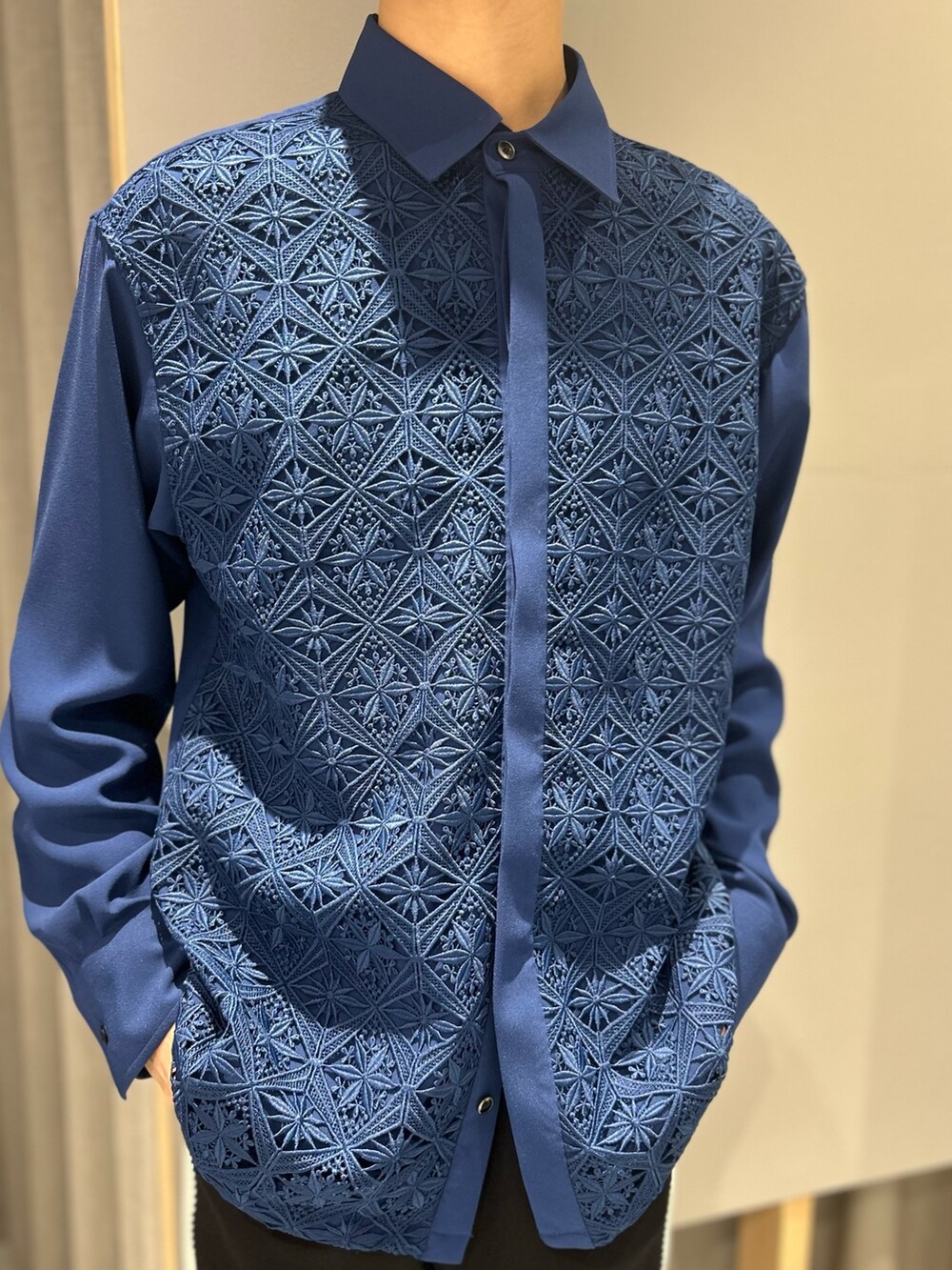 ブルー系のシャツ/ブラウス、ブルー系のカーディガン/ボレロ、ブラック系のその他パンツを着用したメンズの冬コーディネートの3枚目の写真