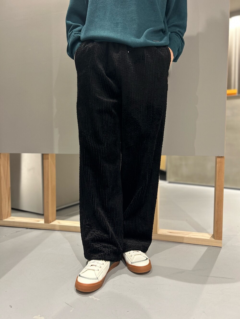 グリーン系のニット/セーター、ブラック系のその他パンツを着用したメンズの秋コーディネートの3枚目の写真