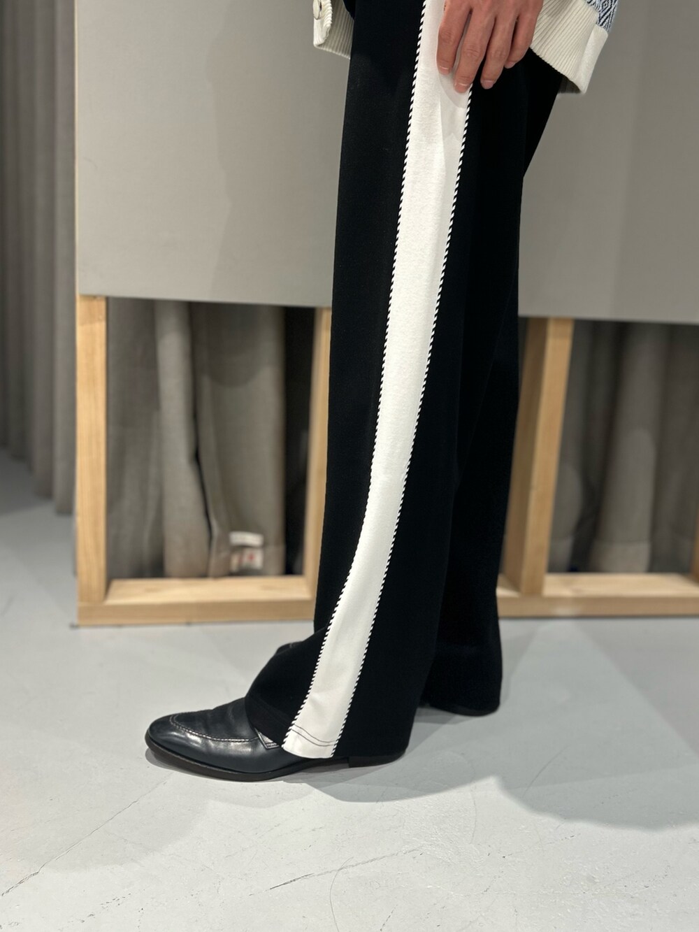 ブルー系のシャツ/ブラウス、ブルー系のカーディガン/ボレロ、ブラック系のその他パンツを着用したメンズの冬コーディネートの4枚目の写真