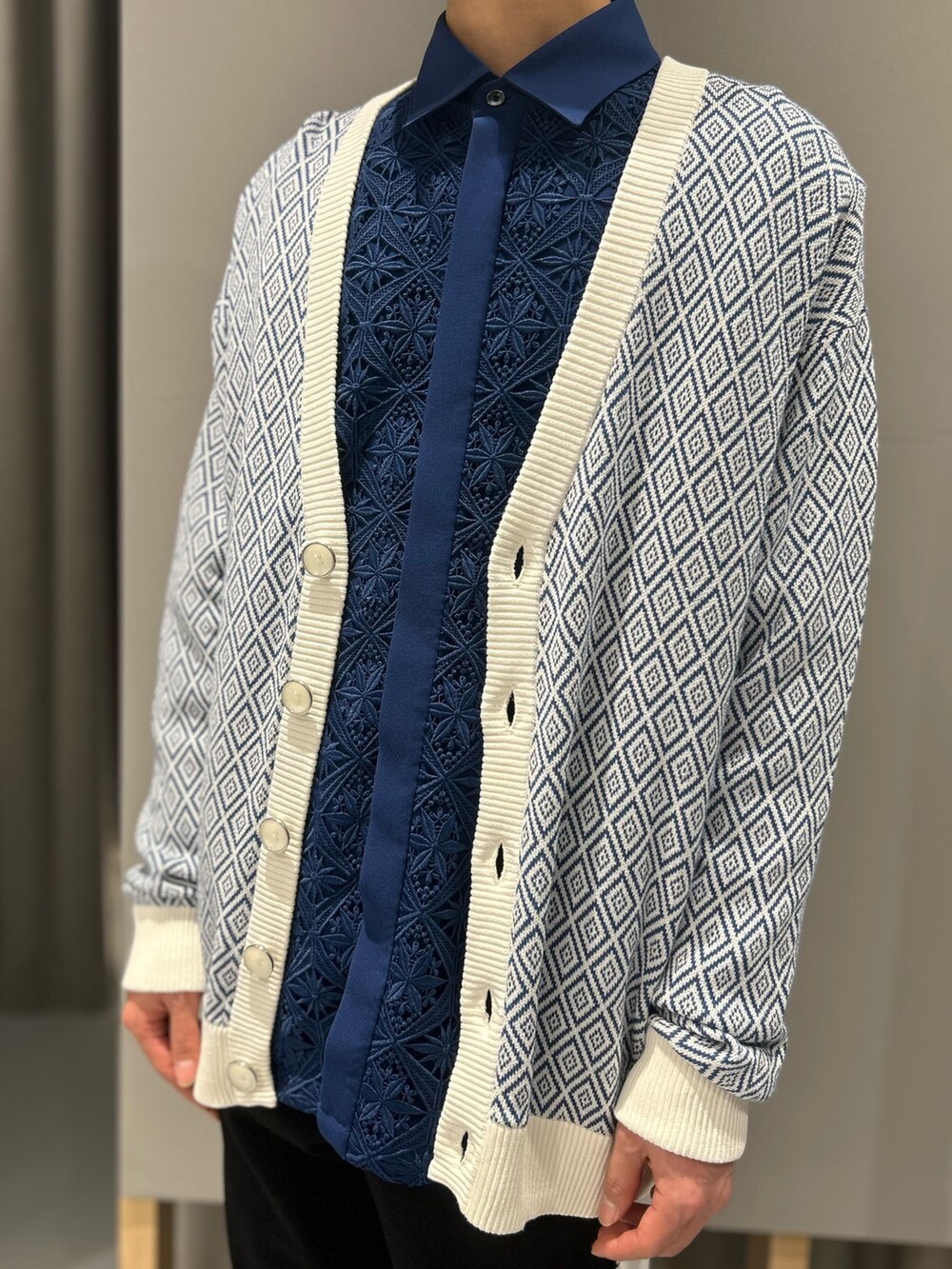 ブルー系のシャツ/ブラウス、ブルー系のカーディガン/ボレロ、ブラック系のその他パンツを着用したメンズの冬コーディネートの2枚目の写真