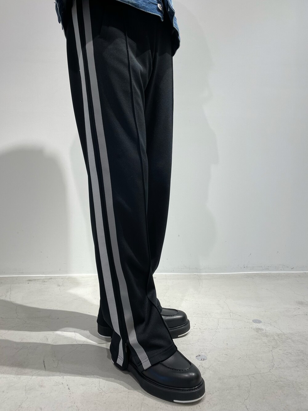 ブルー系のデニムジャケット、ブラック系のその他パンツ、ブラック系のドレスシューズを着用したメンズの春コーディネートの3枚目の写真