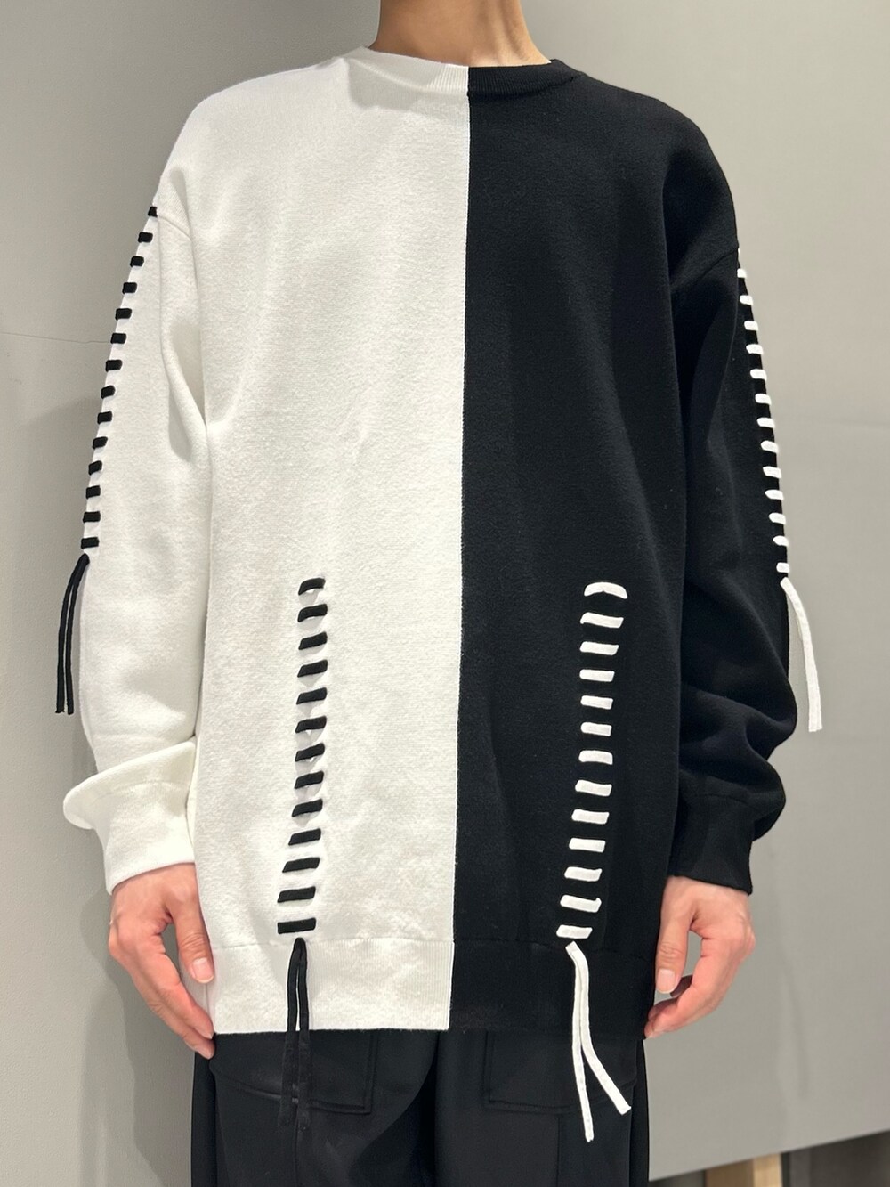 ホワイト系のニット/セーターを着用したメンズの冬コーディネートの2枚目の写真