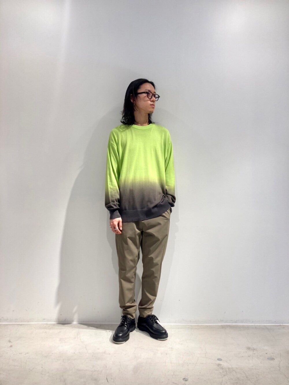 「ニット、グラデーション、春アウター、春ニット、春コーデ、footstockoriginals、ファイヤーマンコート」｜「LOVELESSのアイテム（その他パンツ、グリーン系）」を使った、Kiyoさん（メンズ・173cm）の冬コーディネートの4枚目の写真