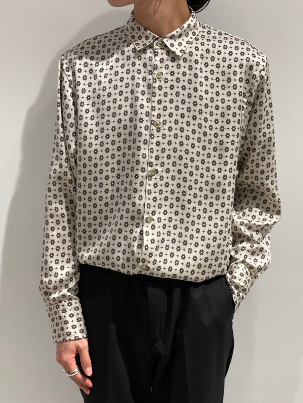 ブラック系のスニーカー、ベージュ系のシャツ/ブラウス、ブラック系のスラックスを着用したメンズの秋コーディネートの2枚目の写真