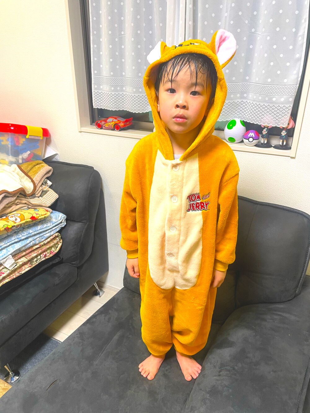 オレンジ系のジャケット/アウターを着用したメンズの冬コーディネートの2枚目の写真