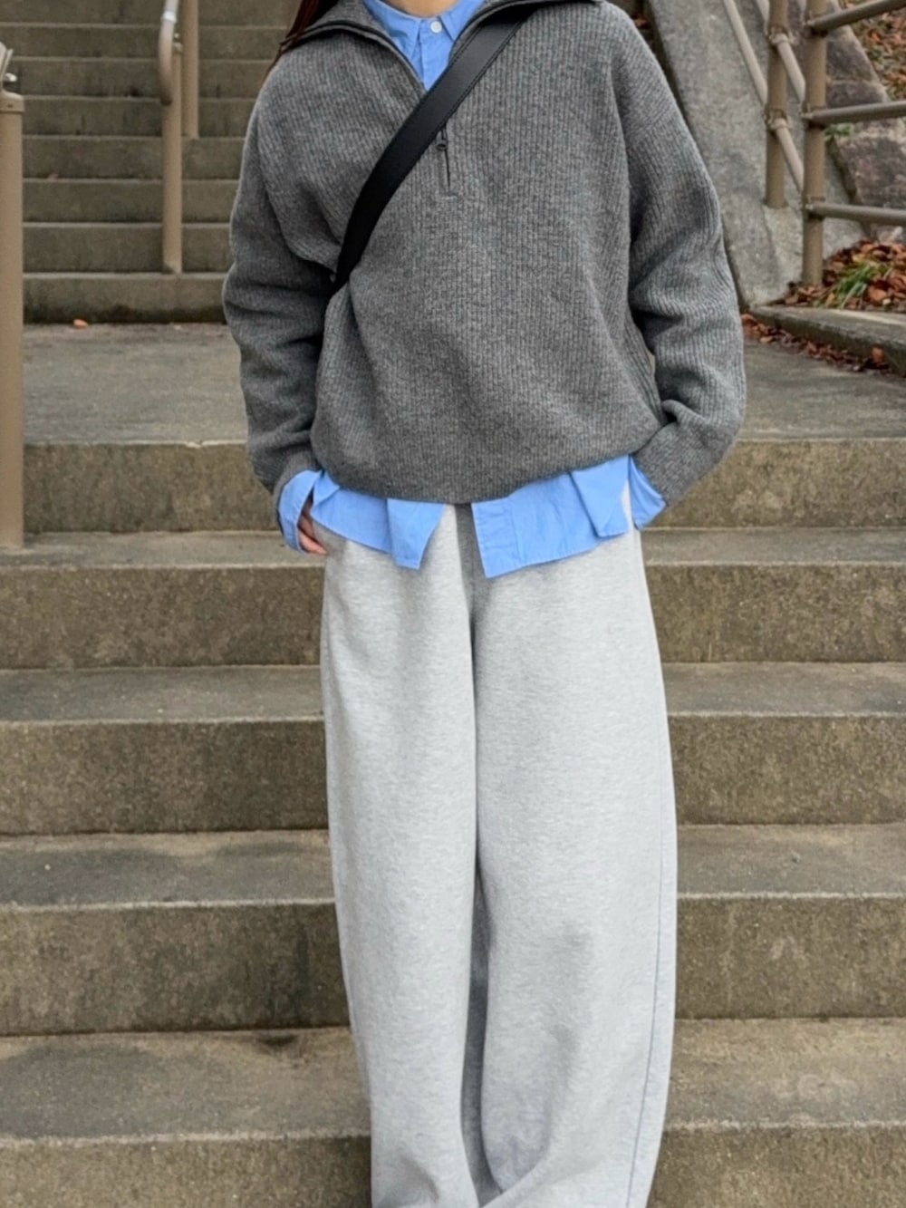 ブラック系のバッグ、グレー系のスウェットパンツ、グレー系のニット/セーターを着用したレディースの冬コーディネートの2枚目の写真