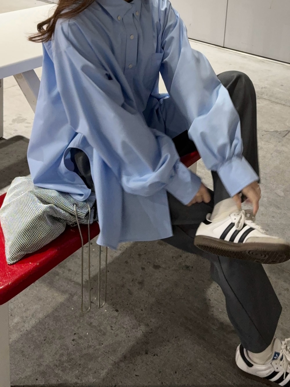 グレー系のその他パンツ、シルバー系のショルダーバッグ、ブルー系のシャツ/ブラウスを着用したレディースの春コーディネートの2枚目の写真