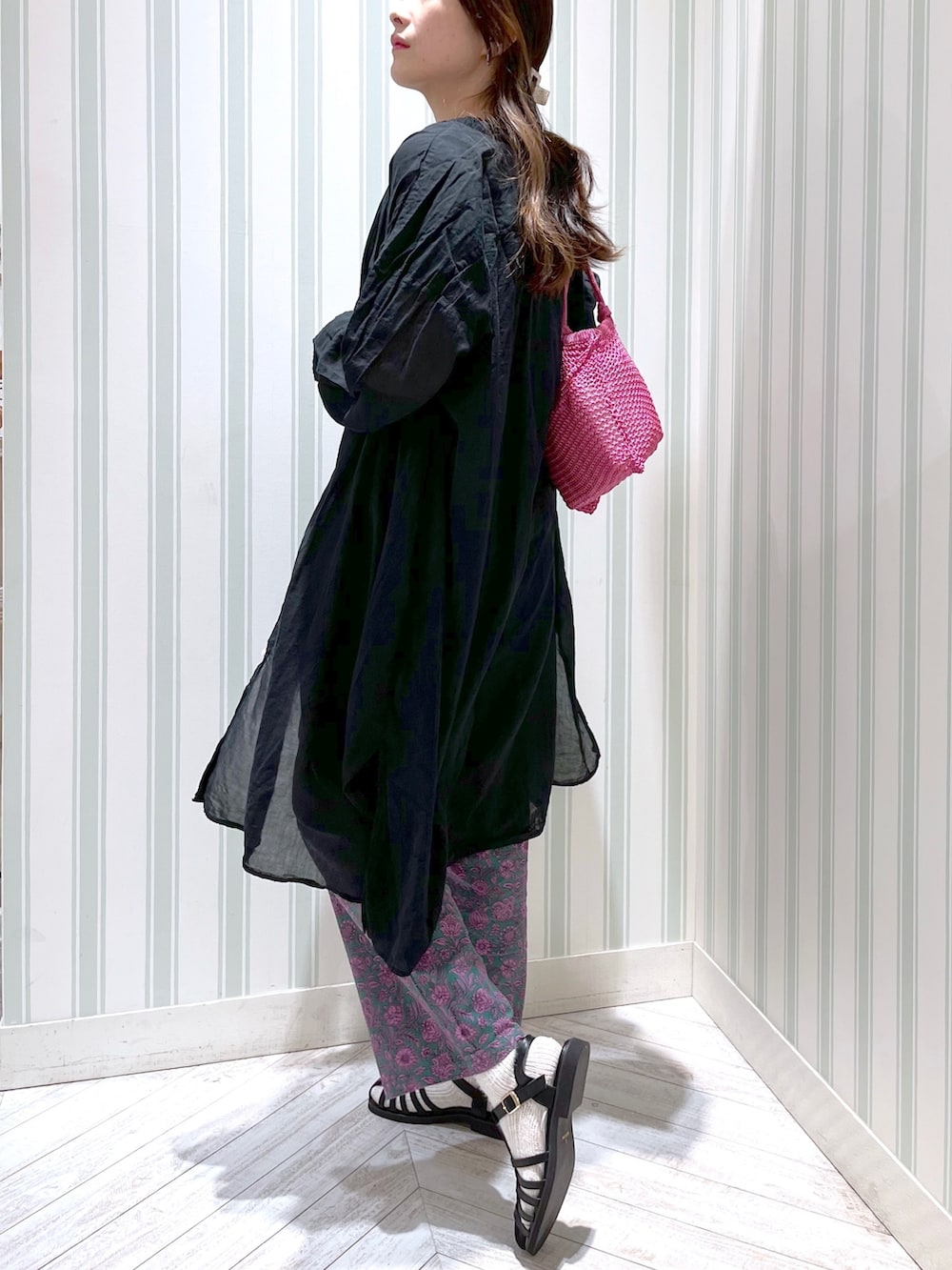 グリーン系のその他パンツ、ブラック系のワンピース、ピンク系のトートバッグを着用したレディースの春コーディネートの3枚目の写真