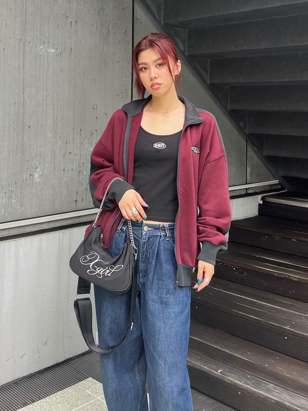 「休日コーデ、秋服コーデ、ラクチンコーデ、初秋コーデ、カジュアルコーデ」｜「X-girlのCONTRAST STRIPE ZIP UP SWEAT（スウェット、レッド系）」を使った、下村こころさん（レディース・164cm）の秋コーディネートの2枚目の写真
