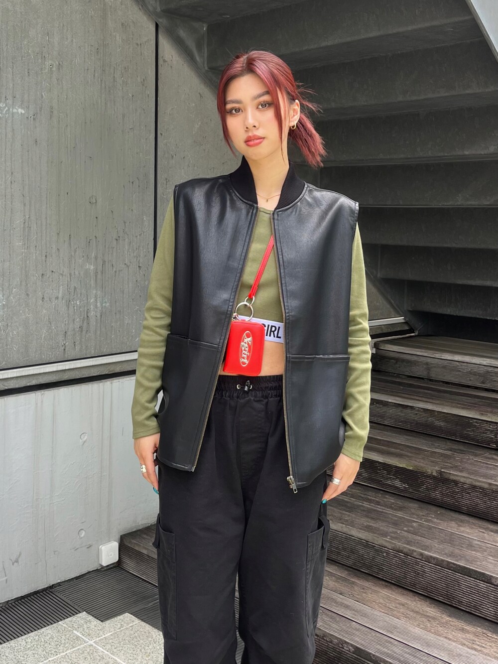 「休日コーデ、秋服コーデ、初秋コーデ、カジュアルコーデ」｜「X-girlのLOGO CROPPED L/S TOP（Tシャツ/カットソー、グリーン系）」を使った、下村こころさん（レディース・164cm）の秋コーディネートの3枚目の写真