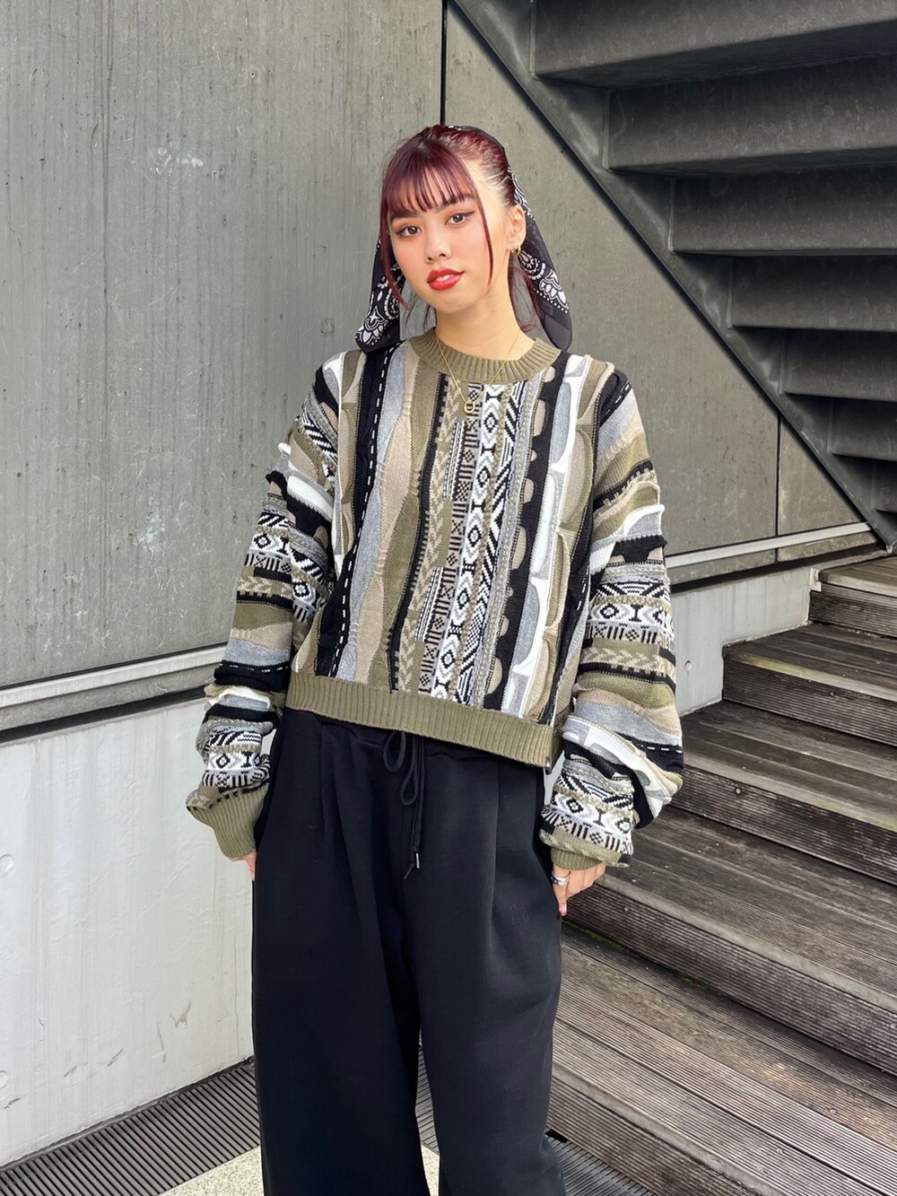 ブラック系のスタジャン、ブラック系のスウェットパンツを着用したレディースの秋コーディネートの2枚目の写真