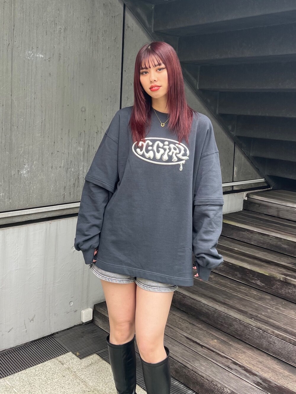 「ゆったりコーデ、休日コーデ、シンプルコーデ、秋冬コーデ、ワンピース」｜「X-girlのREVERSIBLE QUILTED JACKET（ナイロンジャケット、グリーン系）」を使った、下村こころさん（レディース・164cm）の秋コーディネートの2枚目の写真