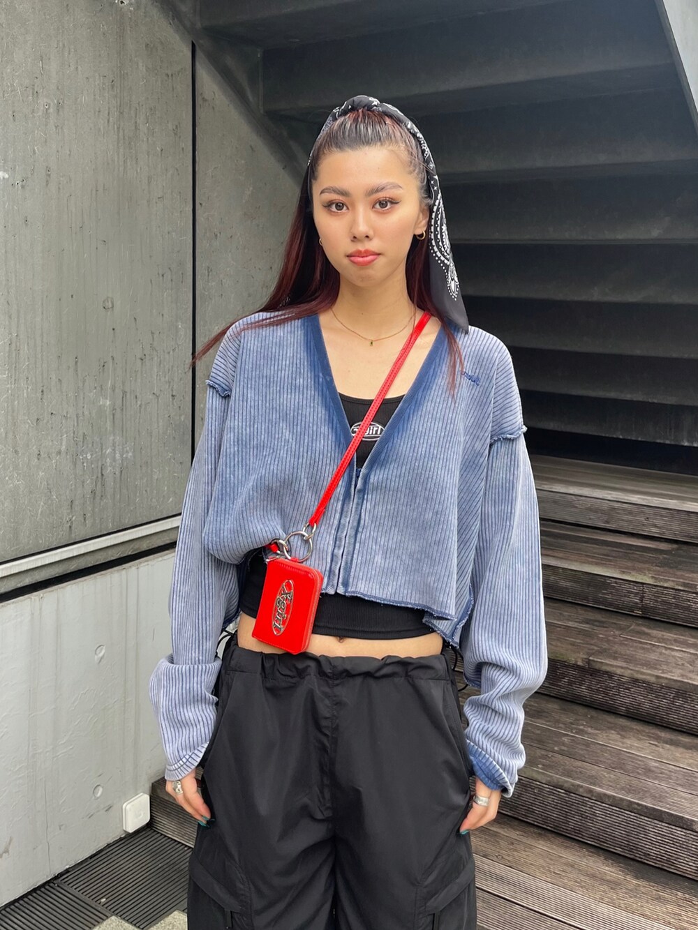 「休日スタイル、大人カジュアル、ラクチンコーデ、パンツスタイル、秋服」｜「X-girlのWIDE RIB CARDIGAN（カーディガン/ボレロ、ブルー系）」を使った、下村こころさん（レディース・164cm）の夏コーディネートの2枚目の写真