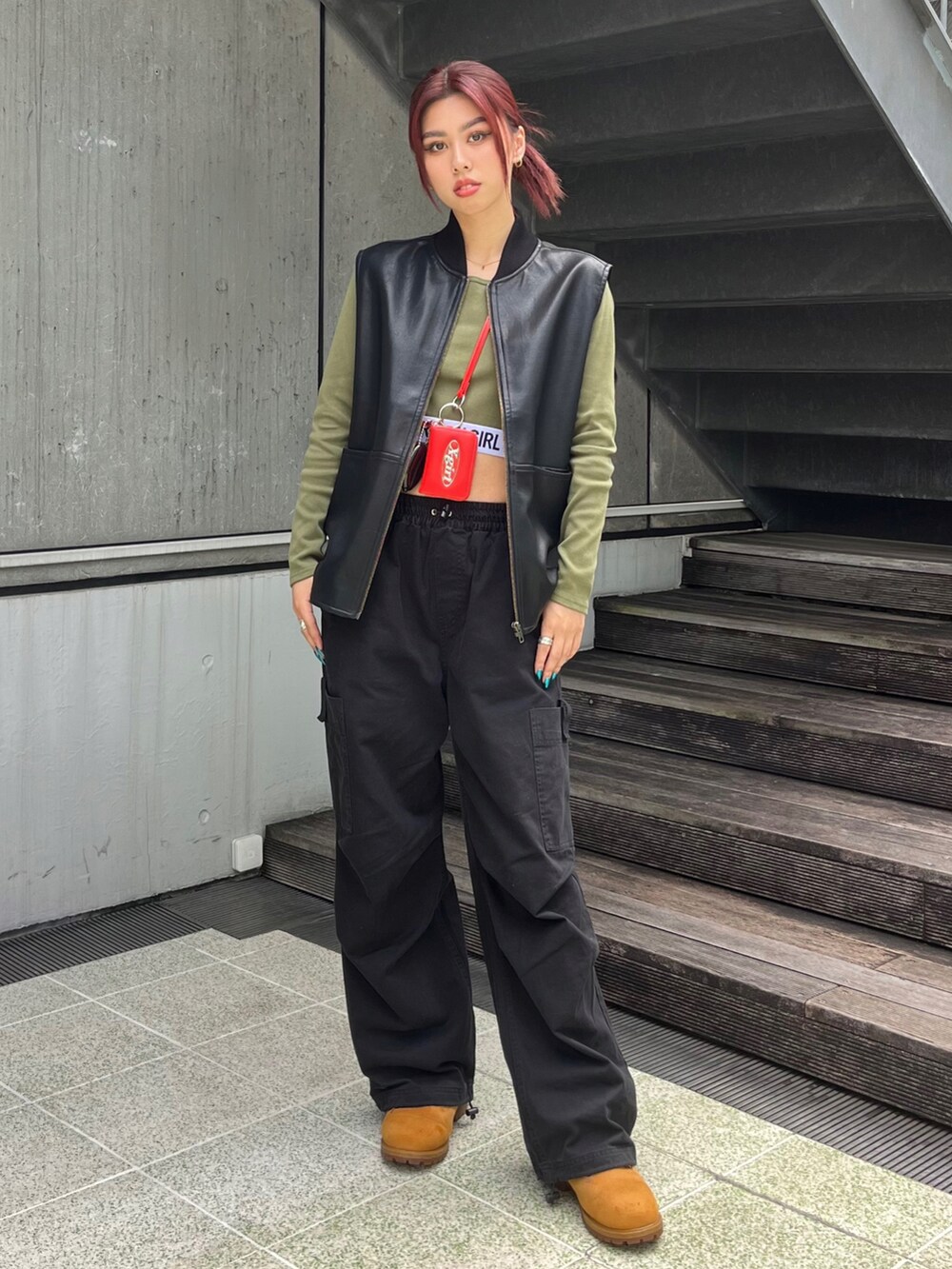 「休日コーデ、秋服コーデ、初秋コーデ、カジュアルコーデ」｜「X-girlのLOGO CROPPED L/S TOP（Tシャツ/カットソー、グリーン系）」を使った、下村こころさん（レディース・164cm）の秋コーディネートの2枚目の写真