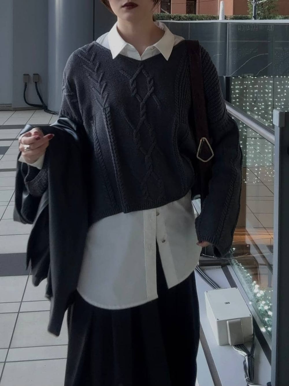 ホワイト系のシャツ/ブラウスを着用したレディースの秋コーディネートの3枚目の写真