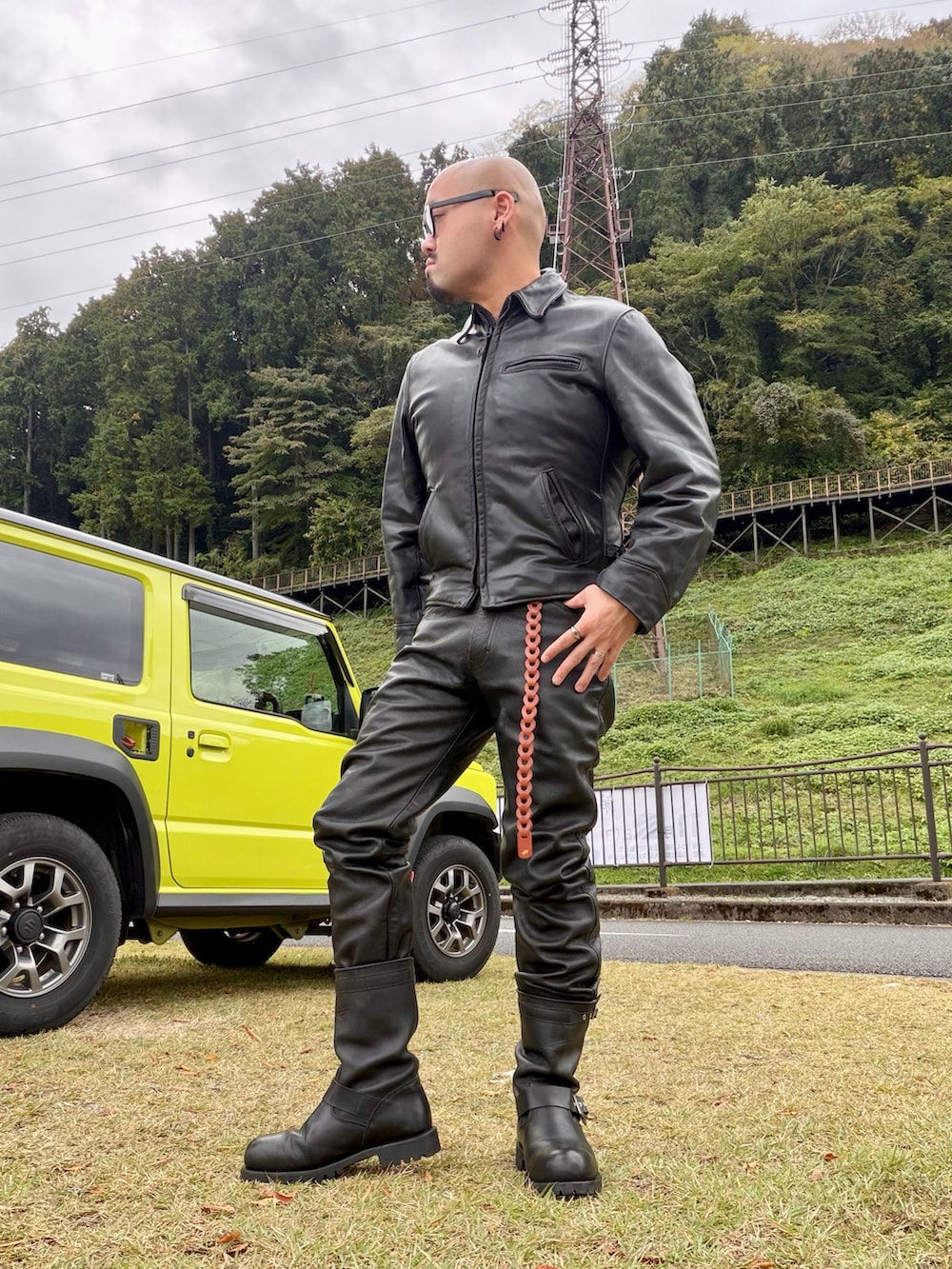 ブラック系のライダースジャケット、ブラウン系のTシャツ/カットソー、ブラック系のブーツを着用したメンズの秋コーディネートの3枚目の写真