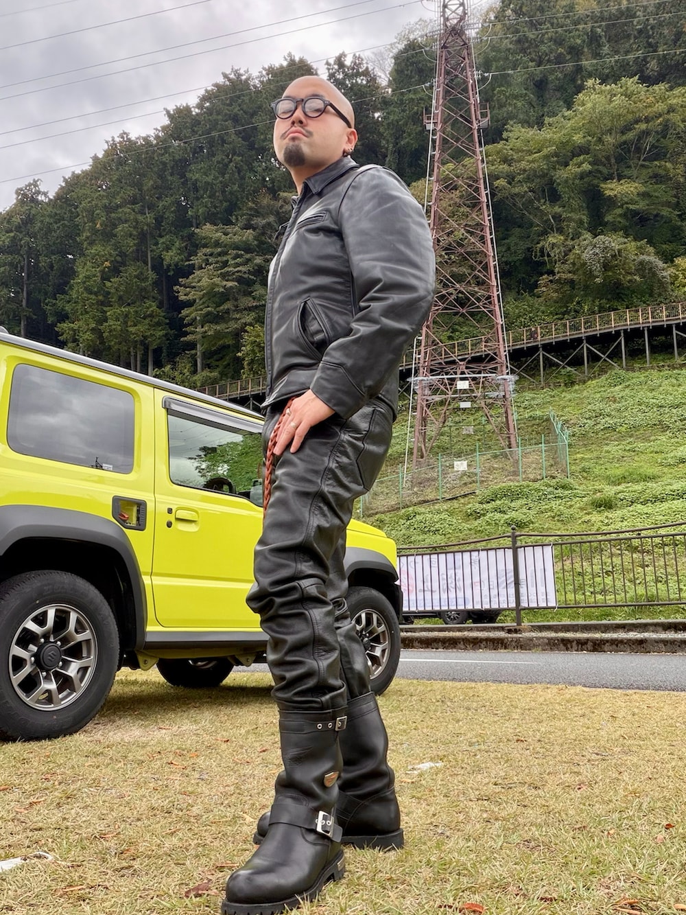 ブラック系のライダースジャケット、ブラウン系のTシャツ/カットソー、ブラック系のブーツを着用したメンズの秋コーディネートの4枚目の写真